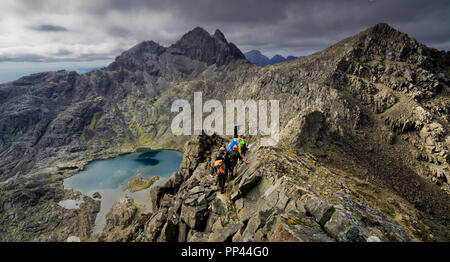 Kletterer auf dem Weg zum sgurr Alasdair, Isle of Skye, Schottland Stockfoto