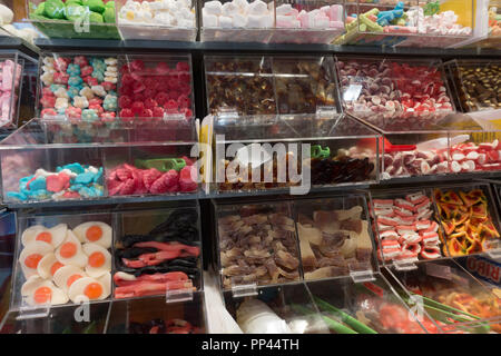 Anzeige der aussuchen, Süßigkeiten im Shop. Sardinien. Italien Stockfoto