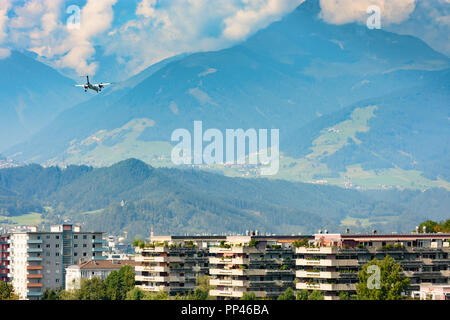 Innsbruck: Flugzeug Flugzeug Landung am Flughafen Kranebitter, Region Innsbruck, Tirol, Tirol, Österreich Stockfoto