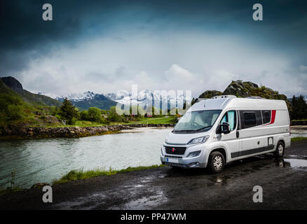 Burstner City Car bis auf einen Stellplatz in der Lofoten, Norwegen geparkt Stockfoto