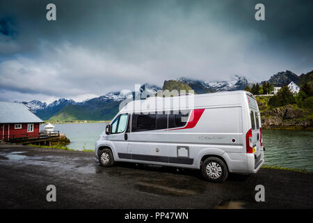 Burstner City Car bis auf einen Stellplatz in der Lofoten, Norwegen geparkt Stockfoto