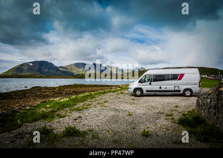 Burstner City Car bis auf einen Stellplatz in der Lofoten, Norwegen geparkt Stockfoto