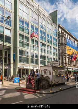 Berlin, Deutschland - 28. Mai 2017: Checkpoint Charlie historische Grenze Übergang zwischen den westlichen und östlichen Berlin in Berlin, Deutschland. Die Checkpo Stockfoto