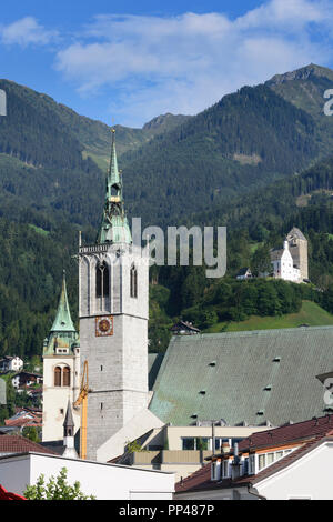 Schwaz: Kirche Maria Himmelfahrt (Maria Himmelfahrt, vorne), Glockenturm (Kirchturm, hinter), Schloss Freundsberg am Hügel, Berg Kellerjoch, Silbe Stockfoto