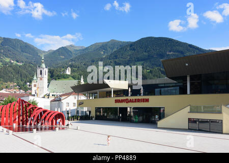 Schwaz: Einkaufszentrum mall StadtGalerien, Kirche Maria Himmelfahrt (Maria Himmelfahrt, vorne), Glockenturm (Kirchturm, hinter), Schloss Freundsberg Stockfoto