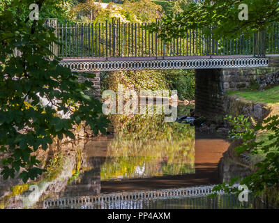 Bügeleisen Fußgängerbrücke über den Fluss Wye, Pavilion Gardens, Buxton, Derbyshire Stockfoto