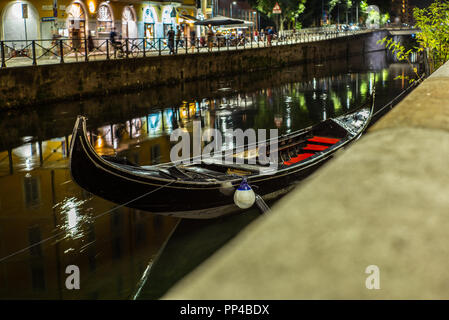 Gelegentlich Anblick einer venezianischen Gondel günstig auf dem Naviglio Grande in Mailand Stockfoto