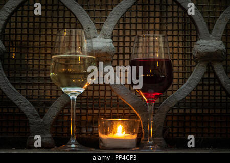 Street Food: zwei Gläser von Rot- und Weißwein und romantisches Candle Stockfoto