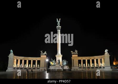 Heldenplatz (Hősök tere) - einem der Hauptplätze in Budapest, Ungarn. Foto bei Nacht gewährleistet. Stockfoto