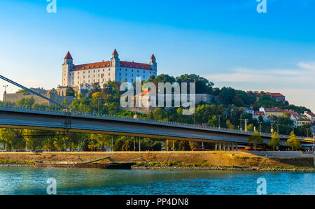 Die Burg von Bratislava über die Donau mit der neuen Brücke im Vordergrund. Stockfoto