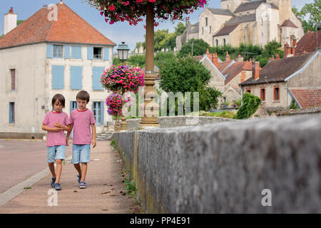 Kinder stand vor der Blumentöpfe in der Stadt von Chatillon sur Seine in Frankreich Stockfoto