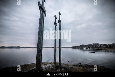 Drei große Schwerter stand auf dem Hügel als Erinnerung an die Schlacht am Hafrsfjord im Jahr 872, als König Harald Fairhair versammelt alle Norwegen unter einer c Stockfoto