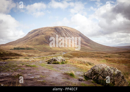 Quiraing berge Sonnenuntergang mit dramatischer Himmel in den schottischen Highlands, Isle of Skye, Großbritannien Stockfoto