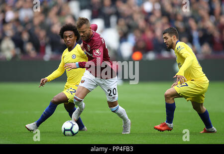 West Ham United Andriy Yarmolenko (Mitte) in Aktion mit Chelseas William (links) und Mateo Kovacic während der Premier League Match in London Stadion. Stockfoto