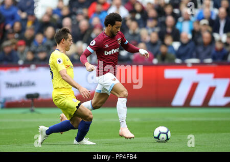 Chelsea's Cesar Azpilicueta (links) und West Ham United Felipe Anderson Kampf um den Ball während der Premier League Match in London Stadion. Stockfoto