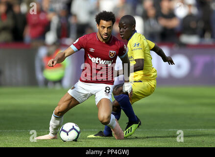 West Ham United Felipe Anderson (links) und Chelsea's N'Golo Kante Kampf um den Ball während der Premier League Match in London Stadion. Stockfoto