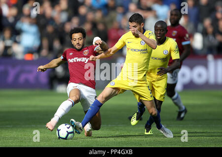 West Ham United Felipe Anderson (links) und Chelsea's Jorginho Kampf um den Ball während der Premier League Match in London Stadion. Stockfoto