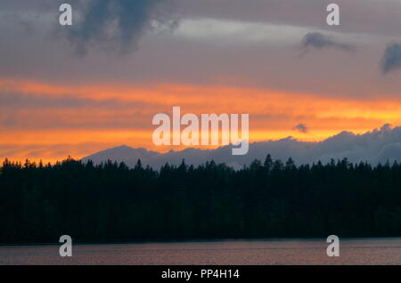 Abendstimmung über einen schönen See in der Provinz Dalarna in Schweden. Stockfoto