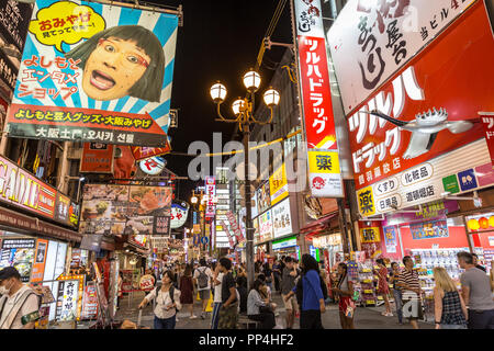 Osaka, Japan - Sep 20 2018-Straße in der Innenstadt von Osaka, zahlreiche Plakate, bunte Szenario, Japan Stockfoto