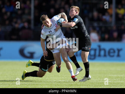 Die Gloucester Rugby Jason Woodward wird durch Sarazenen" Brad Barritt und Nick Tompkins (rechts) während der gallagher Premiership match bei der Allianz Park, London in Angriff genommen. PRESS ASSOCIATION Foto. Bild Datum: Sonntag, September 23, 2018. Siehe PA Geschichte RUGBYU Sarazenen. Photo Credit: Andrew Matthews/PA-Kabel. Beschränkungen: Nur die redaktionelle Nutzung, keine kommerzielle Nutzung Stockfoto