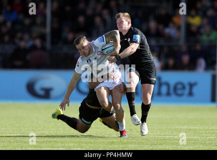 Die Gloucester Rugby Jason Woodward wird durch Sarazenen" Brad Barritt und Nick Tompkins (rechts) während der gallagher Premiership match bei der Allianz Park, London in Angriff genommen. Stockfoto