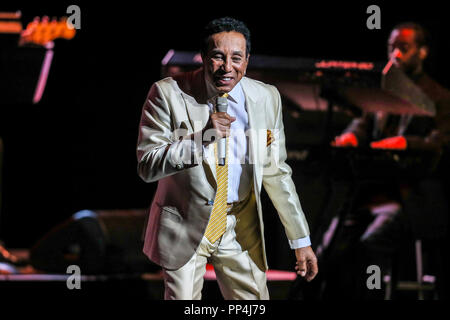 SMOKEY ROBINSON führt in Konzert in North Carolina. William's "Smokey" Robinson Jr. ist ein US-amerikanischer Sänger, Songwriter, Produzent und ehemaliger Datensatz Executive. Robinson war der Gründer und Frontmann der Motown Vocal group die Wunder, für das er auch Chief songwriter und Produzent. Stockfoto