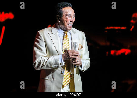 SMOKEY ROBINSON führt in Konzert in North Carolina. William's "Smokey" Robinson Jr. ist ein US-amerikanischer Sänger, Songwriter, Produzent und ehemaliger Datensatz Executive. Robinson war der Gründer und Frontmann der Motown Vocal group die Wunder, für das er auch Chief songwriter und Produzent. Stockfoto