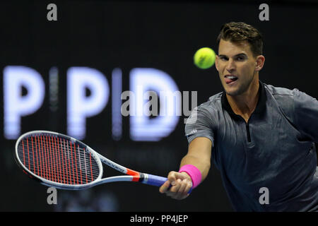 Dominic Thiem von Österreich gibt die Kugel zu Roberto Bautista von Spanien während des St. Petersburg Open ATP Tennis Turnier semi final Match in St. Petersburg. Stockfoto