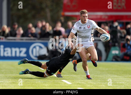 Jason Woodward (rechts) von Gloucester Rugby wird von Richard Wigglesworth von Saracens während des Spiels der Gallagher Premiership im Allianz Park, London, angegangen. DRÜCKEN SIE VERBANDSFOTO. Bilddatum: Sonntag, 23. September 2018. Siehe PA Story RUGBYU Saracens. Bildnachweis sollte lauten: Andrew Matthews/PA Wire. Stockfoto