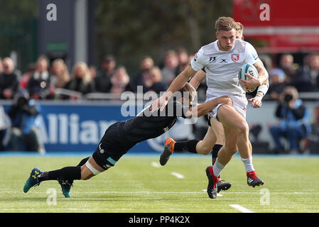 Die Gloucester Rugby Jason Woodward (rechts) wird von Sarazenen" Richard Wigglesworth während der gallagher Premiership match bei der Allianz Park, London in Angriff genommen. Stockfoto