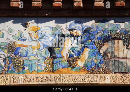 Spanien - Terra Alta (Bezirk) - Katalonien - TARRAGONA. El Pinell de Brai; Celler/Cooperativa vinícola; Azulejos con motivos vinícolas del Pintor Xavier Nogués (Estilo grotesco)/Vendimia Stockfoto