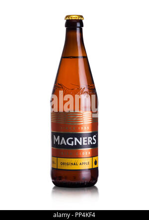 LONDON, Großbritannien - 13 September, 2018: die Flasche Original Magners Cider auf weißem Hintergrund mit Reflektion Stockfoto