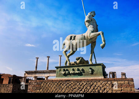 Eine Statue im öffentlichen Forum der römischen Ruinen von Pompeji in der Nähe von Neapel und Mt. Vesuv, Kampanien, Italien. Stockfoto