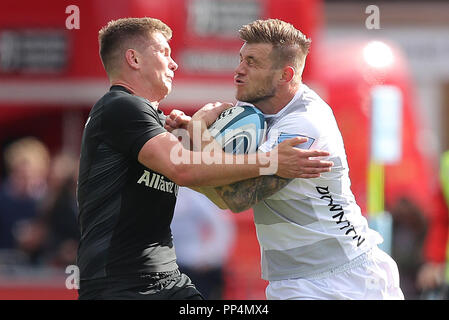 Die Gloucester Rugby Jason Woodward (rechts) wird von Sarazenen" Owen Farrell während der gallagher Premiership match bei der Allianz Park, London in Angriff genommen. Stockfoto