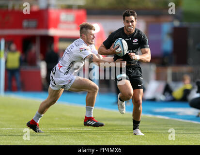 Sarazenen" Sean Maitland (rechts) erhält vom Gloucester Rugby Jason Woodward während der gallagher Premiership match bei der Allianz Park, London. Stockfoto