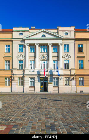 Palast des Kroatischen Sabor Parlament mit Fahnen von craotia und der Europäischen Union in Zagreb, Kroatien Stockfoto