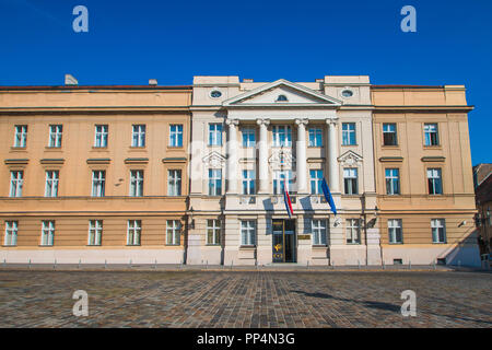 Palast des Kroatischen Sabor Parlament mit Fahnen von craotia und der Europäischen Union in Zagreb, Kroatien Stockfoto