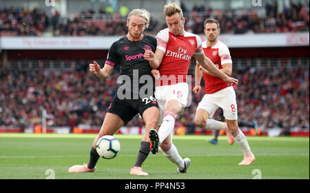 Everton ist Tom Davies (links) und des Arsenal Rob Holding Kampf um den Ball während der Premier League Match im Emirates Stadium, London. Stockfoto