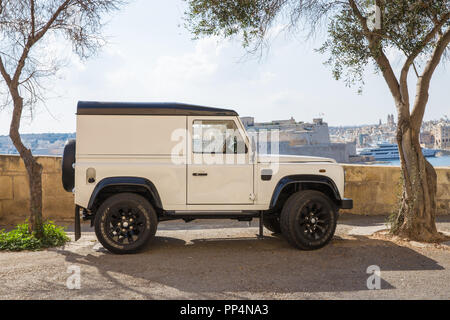 Stadt Valleta, Malta, Europa. Land Rover im city street, urban. Reisebilder 2018 September. Stockfoto