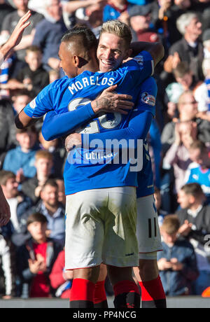 Förster Kyle Lafferty (11) feiert mit Alfredo Morelos, nachdem er das vierte Ziel während der LADBROKES Scottish Premier League Spiel im Ibrox Stadium, Glasgow gezählt. Stockfoto