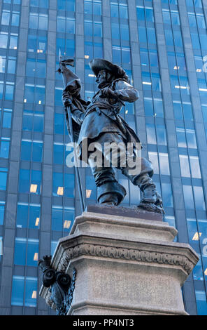 Paul Chomedey de Maisonneube memorial Place d'Armes in der Altstadt von Montreal, QC, Kanada. Er ist eine kontroverse Figur des Französischen der kanadischen Geschichte Stockfoto