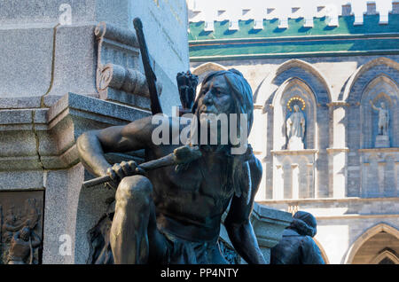 Iroquois Abbildung ist Teil der Maisonneuve Denkmal im Place d'Armes in Montreal, QC, Kanada Stockfoto