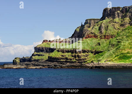 Eine Besonderheit der Giant's Causeway ist der natürliche Stapeln der Steine am Rand der Antrim Plateau. Es hat die "Schornsteine" genannt worden. Stockfoto