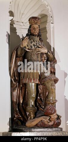 TALLA DE MADERA POLICROMADA DE SAN FERNANDO REY DE ESPAÑA S XVII. SITUADA EN EL CRUCERO. Lage: CAPILLA DEL CRISTO DE LOS DOLORES. MADRID. Spanien. Stockfoto