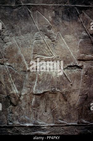 Entlasten DEL PALACIO NINIVE - SOLDADO CAMINO DE LA BATALLA - SIGLO VII AC. Ort: British Museum. LONDON. ENGLAND. Stockfoto