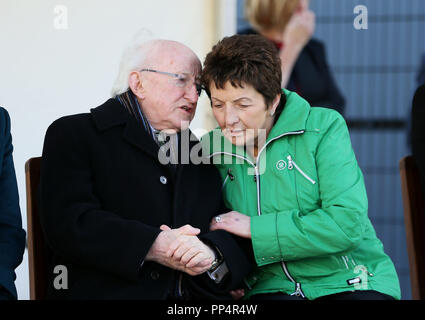 Präsident Michael D Higgins mit der Country-Sängerin Margo O'Donnell, Schwester von Daniel O'Donnell, bei der offiziellen Enthüllung einer Statue des verstorbenen Country-Sängers Big Tom McBride in Castleblaney zum Abschluss des Eröffnungsfestivals zu seinen Ehren. Sowohl die Statue als auch das Festival wurden gerade geplant, als Tom im April dieses Jahres verstarb. Stockfoto