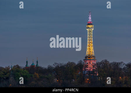 Petrin-turm in Prag, Tschechien Stockfoto