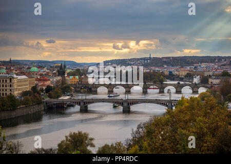 Blick auf die Skyline Panorama der Karlsbrücke (Karluv Most) mit Old Town in Prag. Der Tschechischen Republik Stockfoto