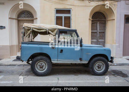 Stadt Valleta, Malta, Europa. Land Rover im city street, urban. Reisebilder 2018 September. Stockfoto