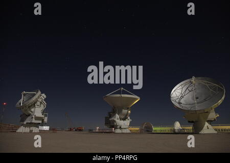 Die ESO ALMA Radio Antennen bei Nacht Stockfoto